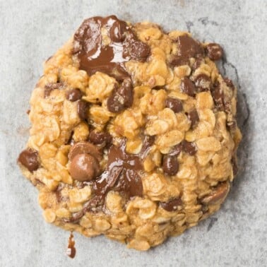 3 ingredient flourless banana oatmeal cookies with chocolate chips