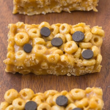 Healthy 4 Ingredient No Bake Protein Cereal Bars- Super easy, healthy, homemade protein cereal bars with NO nasties at all! {vegan, gluten free, oil free recipe}- thebigmansworld.com