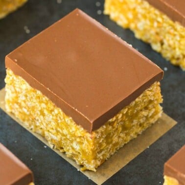 Peanut Butter Cup Protein Rice Krispie Treats (V, GF, DF)- Easy, fuss-free and delicious, this 5-ingredient healthy protein packed childhood snack combines crispy cereal, peanut butter and protein in one! {vegan, gluten free, sugar free recipe}- thebigmansworld.com