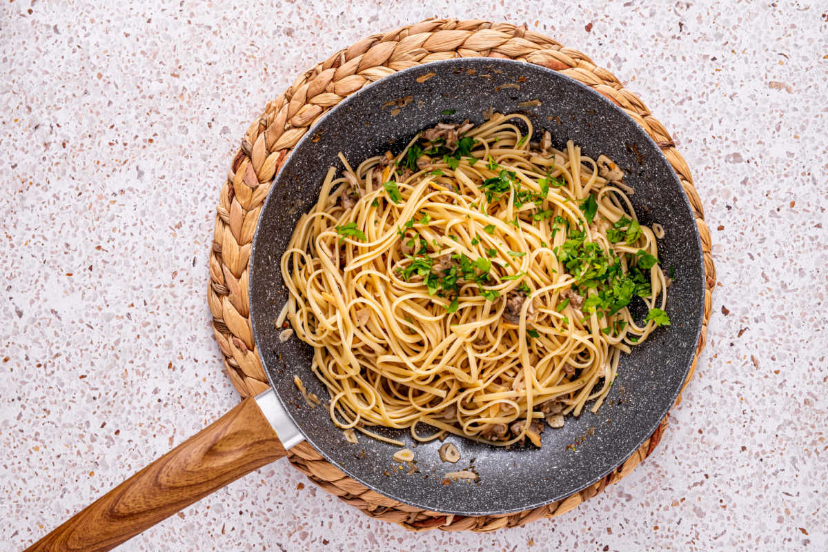 how to make linguine with clam sauce.